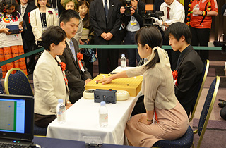 日本（小林泉美六段・張栩九段）ペア - 中国（張璇八段・常昊九段）ペアとの対局