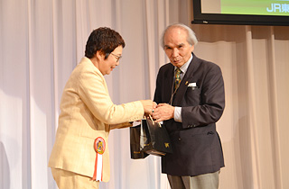 最年長ペアの表彰 滝裕子 日本ペア碁協会常務理事