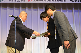 Presentation of the IAPG diploma to the champion pair by Mr. Masatake Matsuda
