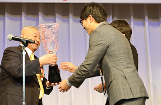 Presentation of the IAPG Cup to the champion pair by Mr. Masatake Matsuda