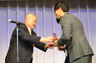 Presentation of the IAPG Shield to the champion pair by Mr. Masatake Matsuda