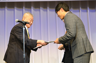Presentation of the IAPG Cup's Supplementary prize to the champion pair by Mr. Masatake Matsuda