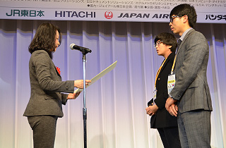  Minister's Prize to the champion pair by Ms. Nobuko Usami, Public Affairs Department Manager of East Japan Railway Company