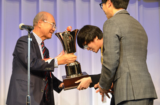 Presentation of the Foreign Minister's Trophy to the champion pair
by Mr. Koichiro Matsuura, President of the World Pair Go Association