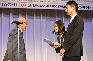 Presentation of the JAPG Supplementary prize to the top Japanese pair
