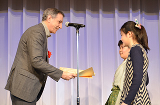 Presentation of the Minister of Education's Encouragement Prize to the A Block winning pair