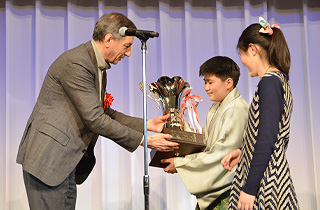 Presentation of the Minister of 
Education's Encouragement Trophy