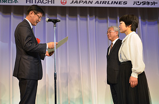 Presentation of a diploma to the B Block winning pair by Mr. Mikio Suzuki of East Japan Marketing & Communications,Inc.
