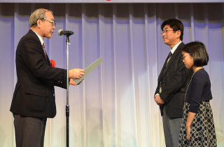 Presentation of a diploma to the C Block winning pair by Mr. Naohiko Ito of Japan Freight Railway Company