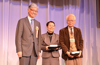 Special Awards for the oldest pairs by Yoshiaki Honpo, Director of the Japan Pair Go Association.