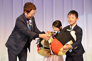 Special Awards for the youngest pairs by Hiroko Taki, Director of the Japan Pair Go Association.