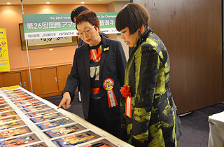 滝裕子常務理事と一緒に昨日の海外の民族衣装をあらためて見て審査をする