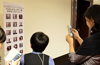 ベストドレッサー賞の候補となったペアの写真が会場ボードに貼り出される