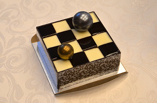 コシノ審査委員長特製の碁盤を模したケーキ