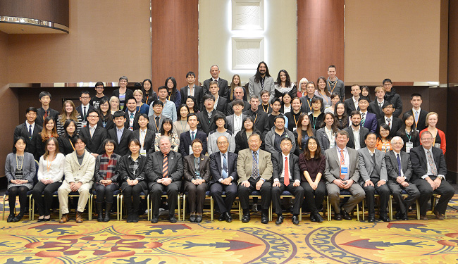 Commemorative photo of Officers of the World Pair Go Association and all participants from overseas.
