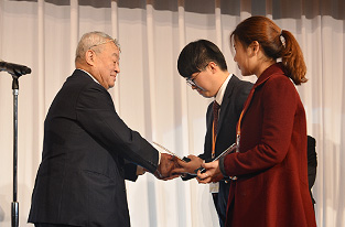 Presentation of the IAPG Shield to the champion pair.