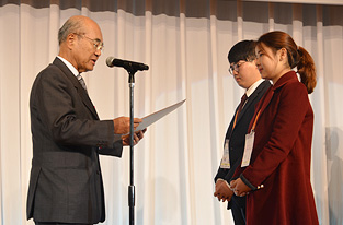 海外ペア第1位ともなる韓国ペアに外務大臣賞の賞状 松浦晃一郎 世界ペア碁協会会長