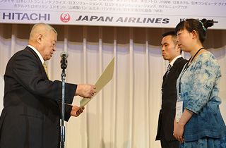 Presentation of the IAPG diploma to the champion pair by Mr. Matsuda