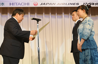 Presentation of the Prime Minister's Prize to the champion pair by Mr. Toru Ishida, Public Affairs Department Manager of East Japan Railway Company