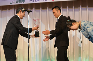 Presentation of the JAPG Shield to the champion pair