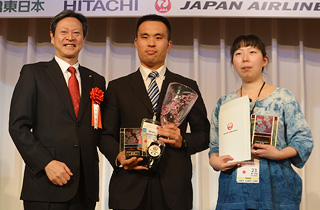 Presentation of the JAPG supplementary prize to the top Japanese pair