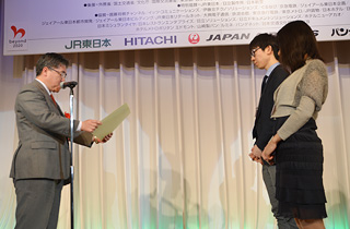 Presentation of the Minister of Education's Encouragement Prize to the A Block winning pair