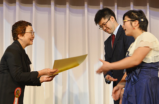 Presentation of a diploma to the C Block winning pair by Ms. Hiroko Taki, Director of the Japan Pair Go Association