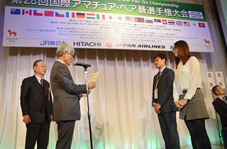 Presentation of a diploma to the 4th World Students Pair Go Championship winning pair by Mr. Seiichiro Kubo, President of Gurunavi Inc.
