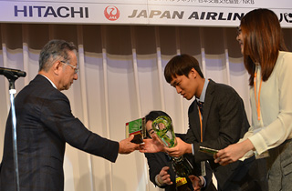 Presentation of the 4th World Students Pair Go Championship Shield to the winning pair