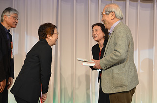 Special award for the oldest pair presented by Ms. Hiroko Taki, Director of the Japan Pair Go Association