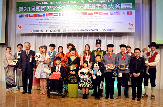 コシノ ジュンコ審査委員長を囲んで受賞者全員で記念撮影