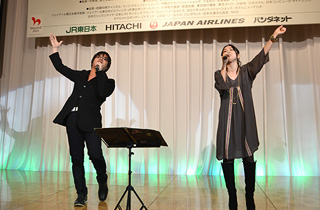 ペア碁の歌の作曲家の平田輝さんと<br>歌手の我那覇美奈さんによるペア碁の歌の披露