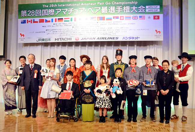 コシノ ジュンコ審査委員長を囲んで受賞者全員で記念撮影