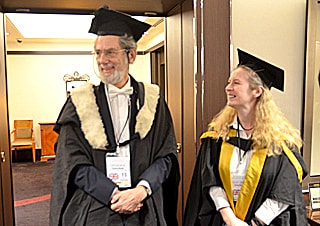 大学教授の装いをするイギリス代表ジェニー ラドクリフさんとフランシス ローズさん