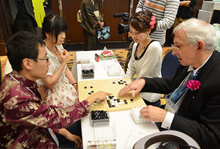 異国の衣装が交わる風景は華やか