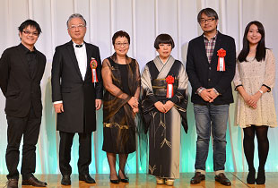 記念撮影（左から平田輝さん、滝久雄・滝裕子夫妻、コシノ ジュンコさん、小山薫堂さん、辻村結實子さん）