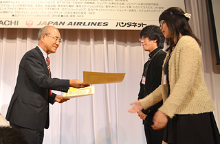 Ａブロック優勝ペアに賞状。松浦晃一郎 世界ペア碁協会会長