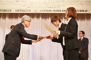 第１回世界学生ペア碁選手権大会 優勝の韓国ペアに賞状。久保征一郎 (株)ぐるなび代表取締役社長