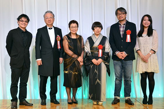 記念撮影（左から平田輝さん、滝久雄・滝裕子夫妻、コシノ ジュンコさん、小山薫堂さん、辻村結實子さん）