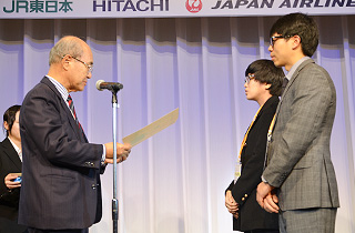 Presentation of the Foreign Minister's Prize to the champion pair by Mr. Koichiro Matsuura, President of the World Pair Go Association