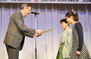 Presentation of a diploma to the A Block winning pair by Bernard Delmas, Chairman of NIHON MICHELIN TIRE CO., LTD.