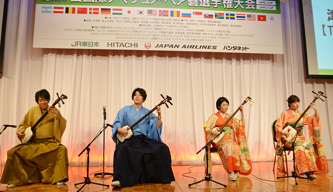 日本の伝統芸能の津軽三味線の演奏を披露する「輝輝（きき）」さん、「風月（ふうげつ）」さん。
今回の大会の為にペア碁と同じように男女でスペシャルユニットを結成して頂く。 