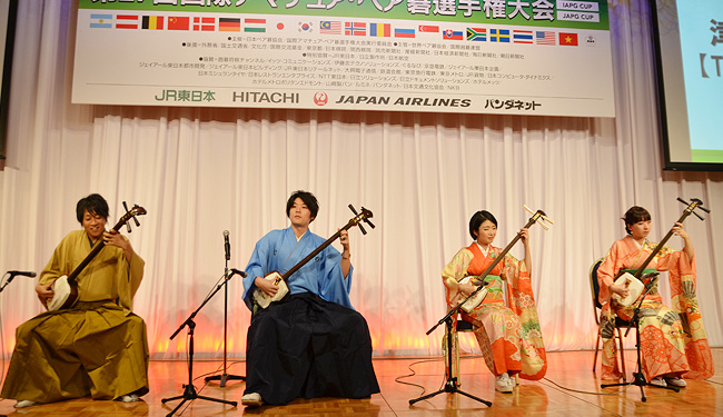 日本の伝統芸能の津軽三味線の演奏を披露する「輝輝（きき）」さん、「風月（ふうげつ）」さん。
今回の大会の為にペア碁と同じように男女でスペシャルユニットを結成して頂く。 