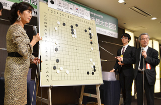 A public commentary on the final game by 24th Honinbo Shuho and Tomoko Ogawa 6dan.