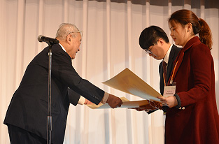 Presentation of the IAPG diploma to the champion pair by Mr. Matsuda.