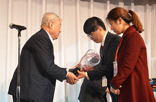 Presentation of the IAPG Cup to the champion pair.