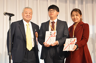 Presentation of the IAPG Cup's supplementary prize to the champion pair.