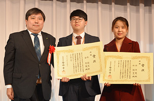 Presentation of the Prime Minister's Prize to the champion pair by Mr. Toru Ishida, Public Affairs Department Manager of East Japan Railway Company.