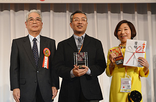 Presentation of the JAPG supplementary prize to the top Japanese pair.