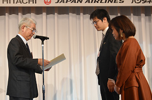 Aブロック優勝ペアに賞状 國分 大会会長・実行委員長明